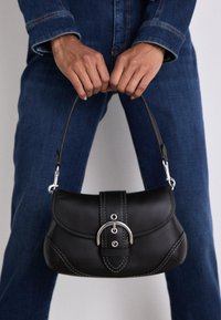COACH GLOVETANNED SOHO - Handtas - black