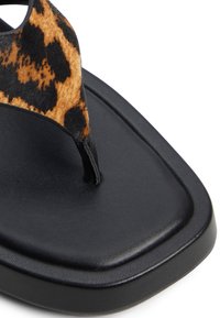 Přední část z umělého materiálu s leopardím vzorem, černá gumová podrážka, design na mezi prst a čtvercová platforma pro stabilitu.