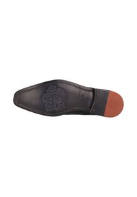 Suola di scarpa in pelle nera con design in rilievo di uno stemma, finitura liscia e accentuazione del tacco marrone distintiva. Dettagli della bordatura cuciti visibili.