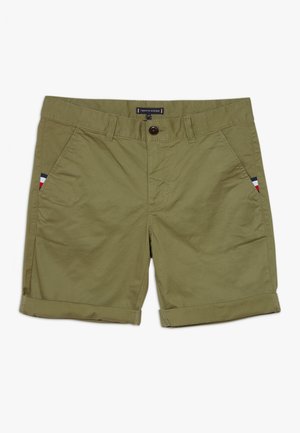 Pantalones cortos verde oliva de algodón, con cierre de botón, bolsillos frontales y dobladillos enrollados, y un pequeño acento tricolor en uno de los bolsillos.