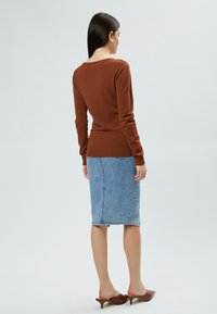 INFLUENCER CREW-NECK - Strickpullover - caramel