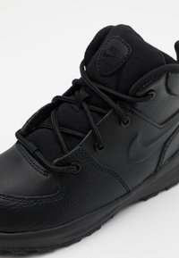 nike manoa noir