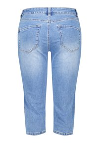 Jean capri en denim bleu clair avec taille mi-haute, cinq poches et décoloration subtile. L'ourlet est retroussé pour un look court.