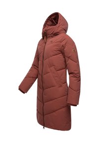 Prošívaná bunda v rezavé barvě, s kapucí, zapínáním na celou délku na zip, diagonálním prošíváním a bočními kapsami s žebrovanými manžetami.