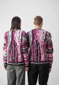 Carlo Colucci RUNDHALS UNISEX - Strickpullover - fuchsia
