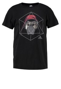 Černé tričko Adidas s grafikou maskované postavy s červenou kapucí uvnitř bílé geometrické kostky na přední straně.