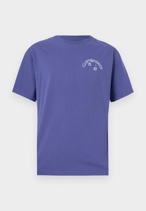 T-shirt en coton violet à manches courtes, col rond, avec une impression graphique blanche comportant "CLEPTOMANICX" et des icônes sur le devant.