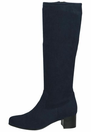 Botte haute en suède noir avec talon bloc bas et bout rond, vue de côté extérieur.