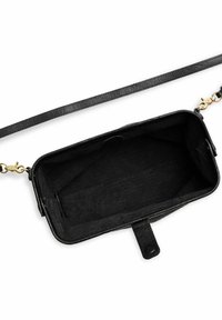 Borsa a tracolla in pelle nera con chiusura zipper, texture liscia, dettagli in hardware dorato e un ampio interno non foderato.