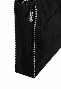 Borsa in suede nera con dettagli in perline argento lungo i lati, dotata di una tasca frontale e chiusura a cordoncino per un facile accesso.