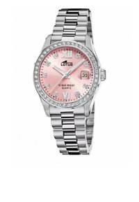 Montre en acier inoxydable argenté avec un cadran rose, des accents en cristal et un mouvement à quartz. Elle dispose d'un affichage de la date et de marqueurs en chiffres romains.