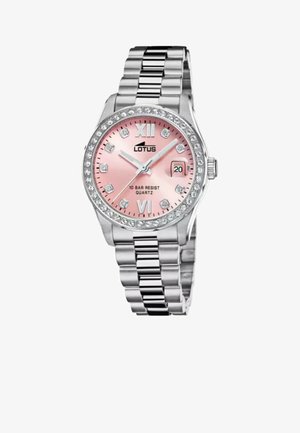 Montre en acier inoxydable argenté avec un cadran rose, des accents en cristal et un mouvement à quartz. Elle dispose d'un affichage de la date et de marqueurs en chiffres romains.