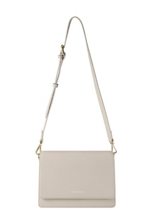 Světle šedá kožená crossbody taška s texturovaným povrchem, zlatými detaily a nastavitelným popruhem. Obsahuje přední klopu na uzavření.