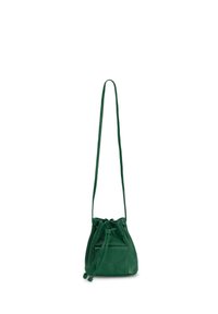 Sac seau en cuir vert avec fermeture à cordon, bandoulière longue et une petite poche externe. Texture lisse et fond arrondi.