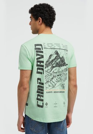 Camp David, CAMP DAVID T-SHIRT RELAXED FIT MIT BACKPRINT - Print T-shirt - light mint