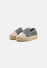 Espadrile din țesătură gri, cu un design cu margini desfăcute, vârf bej și talpă din iută împletită. Parți laterale deschise pentru o încălțare ușoară.