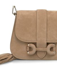 Geantă crossbody din suede bej, cu închidere cu clapetă, accente din metal auriu și un detaliu distinctiv în formă de buclă. Prezintă un finisaj texturat și moale, precum și un ciucure.