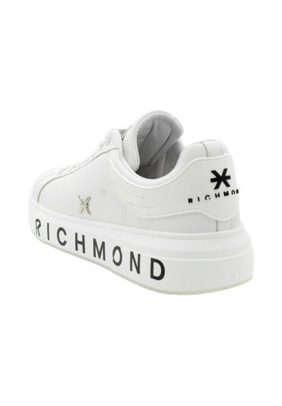 Baskets en cuir blanc avec un col rembourré, des accents texturés et une épaisse semelle blanche portant "RICHMOND" en lettres noires sur le côté.