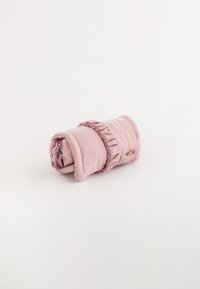 Mjukt rosa vadderad väska, cylindrisk form, samlat tygaccent, dragkedjestängning. Texturerad yta med subtila sömnadsdetaljer.