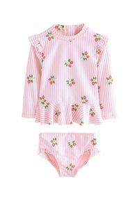 Dwuczęściowy kostium kąpielowy składający się z bluzki z długim rękawem z różowymi paskami i nadrukiem truskawek oraz fig bikini z falbankami w koordynującym wzorze.
