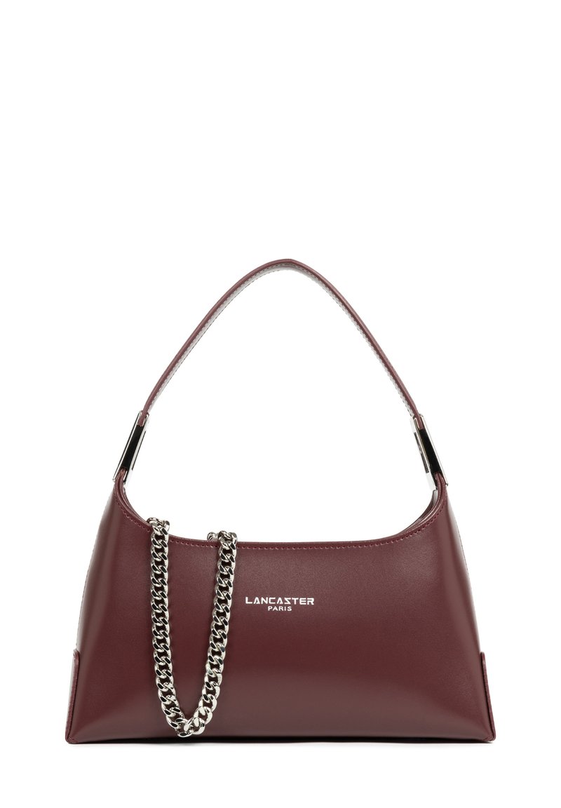 Sac à main en cuir bordeaux avec une texture lisse, une poignée courbée et un accent en chaîne argentée. Présente un logo embossé sur le devant.