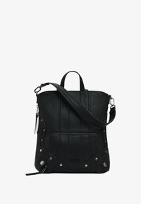 Bolso negro hecho de material texturizado, con un bolsillo con cremallera segura, acentos metálicos y correa de hombro ajustable. Forma rectangular compacta.