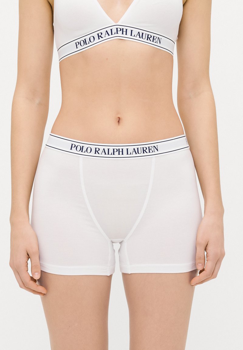 Fehér pamut boxer nadrág kényelmes szabással és rugalmas derékkal, amelyen kék "POLO RALPH LAUREN" márkázás található a felső szélen.