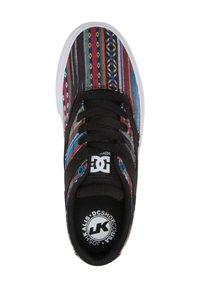 Zapatilla negra con diseño multicolor, suela plana, punta redonda y cordones negros. Presenta ojales azules y un logo en la lengüeta.