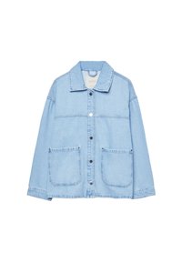 Veste en denim bleu clair avec fermeture à boutons-pression, deux poches plaquées à l'avant et un col classique.