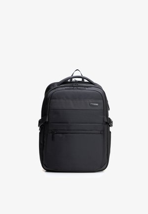 Schwarzer rechteckiger Rucksack mit mehreren Reißverschlussfächern, seitlichen Schnallen und einem oberen Griff, stehend vor einem weißen Hintergrund.