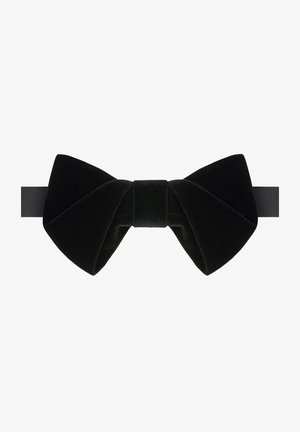 Czarny aksamitny krawat w kształcie muszki z szerokimi, wyraźnymi kokardami i centralnym węzłem; przymocowany do gładkiego, czarnego regulowanego paska.