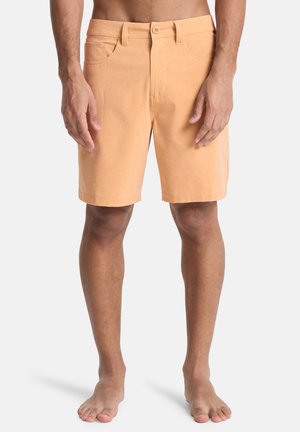 Pfirsichfarbene Shorts mit geradem Schnitt aus Baumwolle, ausgestattet mit Fronttaschen, einem Knopfverschluss und einem sauberen Saum.