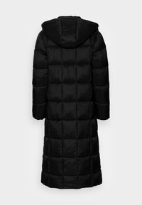 Zwarte pufferjas met capuchon, met een lange silhouet en doorgestikt ontwerp. Het materiaal is glad en glanzend, met een ontspannen pasvorm.