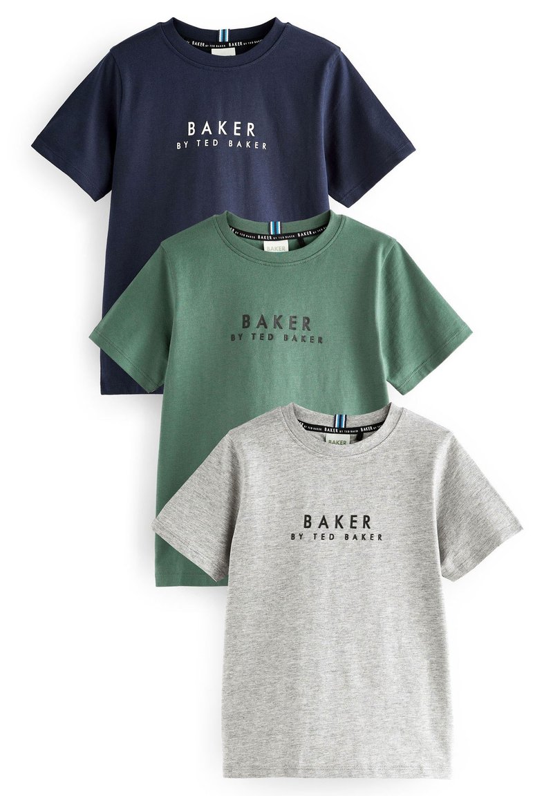 Tri majice u tamnoplavoj, zelenoj i sivoj boji. Pamuk. Na svakoj majici ispisan logo "BAKER BY TED BAKER" na prednjoj strani. Klasičan kroj.