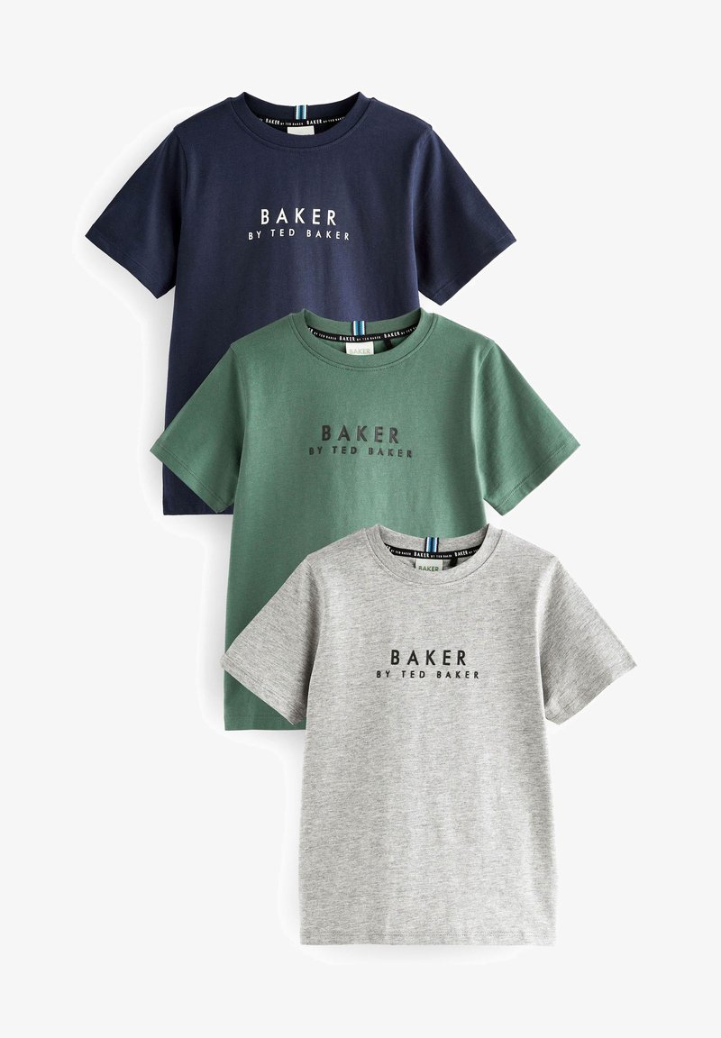 Kolm t-särki tumesinisest, rohelisest ja heledast hallist. Puuvillane kangas. Igal esiküljel ekraanitrükitud "BAKER BY TED BAKER" logo. Klassikaline lõige.