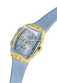 Orologio rettangolare blu chiaro con accenti dorati, cinturino texturizzato e tre sub-dial, dotato di marcatori delle ore in evidenza e di una corona prominente.