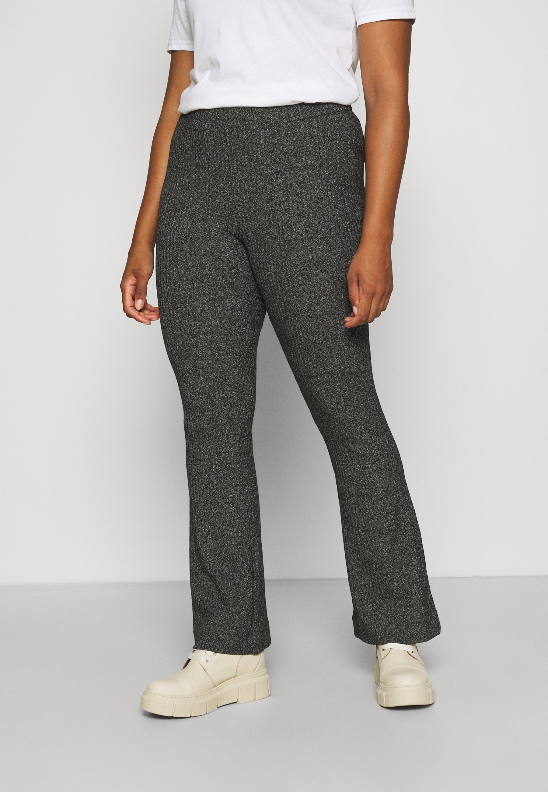 Vero Moda Curve VMKAMMA FLARED PANT - Kelnės - black/juoda - Zalando.lt