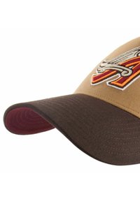 Cappellino da baseball marrone e beige con un ricamo decorativo con accenti rossi e arancioni, visiera curva e tessuto strutturato.