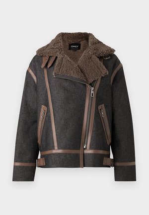 Grå ytterjakke med brun saueskinnskrage, lærdetaljer, glidelåslukking og sidelommer med glidelås. Strukturert design med paneldetaljer.