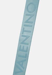 Světle modrý tkaný pásek s raženým nápisem "VALENTINO". Hladká textura, plochý design a čisté hrany pro minimalistický vzhled.