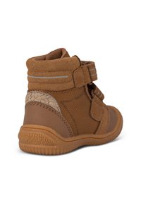 Botas altas marrones con un diseño de ante y malla texturizada, que cuentan con dos correas de gancho y lazo, una suela de goma y un acento cosido en el talón.