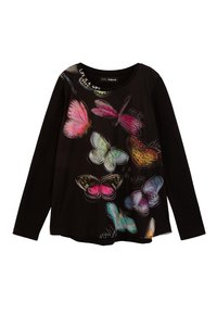 Camisa negra de manga larga hecha de tela suave, con estampados de mariposas coloridas en diversas tonalidades y acentos de texto en el frente.