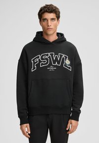 Felpa nera con cappuccio realizzata in tessuto morbido, con il testo bianco in grassetto "FSWL" e un design ricamato, dotata di tasca frontale e polsini a coste.