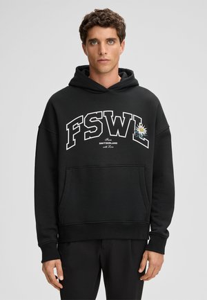Felpa nera con cappuccio realizzata in tessuto morbido, con il testo bianco in grassetto "FSWL" e un design ricamato, dotata di tasca frontale e polsini a coste.