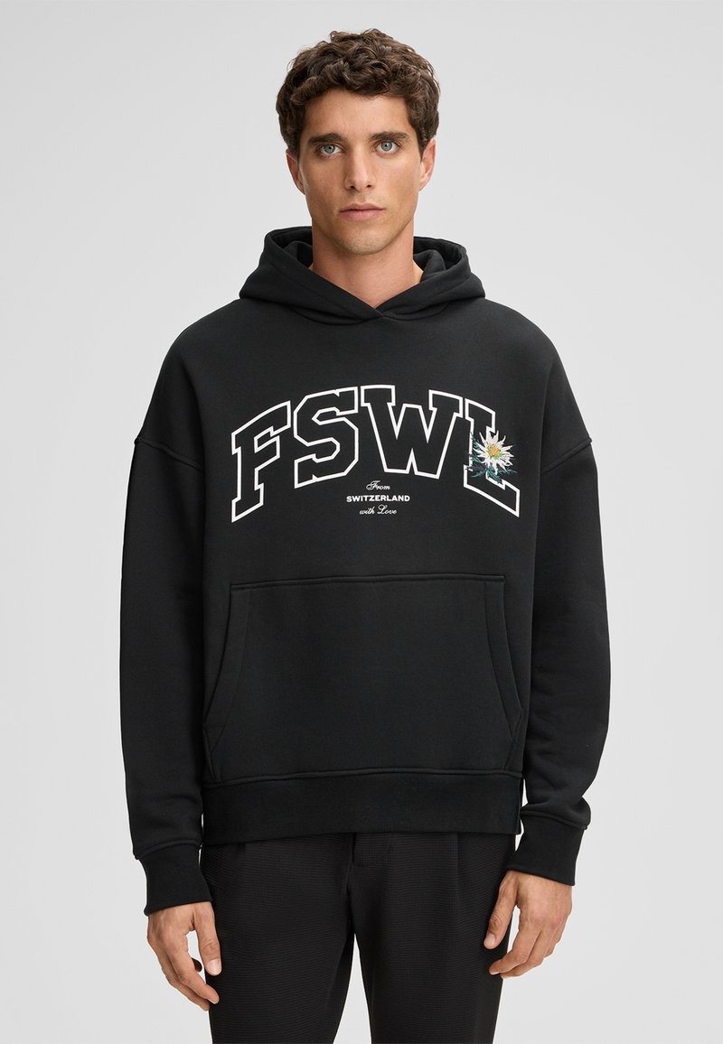 Felpa nera con cappuccio realizzata in tessuto morbido, con il testo bianco in grassetto "FSWL" e un design ricamato, dotata di tasca frontale e polsini a coste.