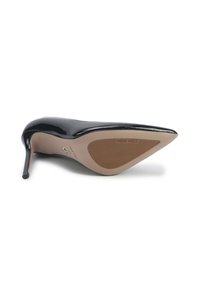 Černá lakovaná stiletto pata zobrazená ze spodní strany, s špičatou špicí a texturovaným béžovým gumovým gripem s brandingem "Nine West".