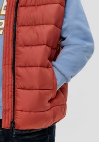 s.Oliver STEPP MIT PASPELIERUNG - Weste - rubinrot