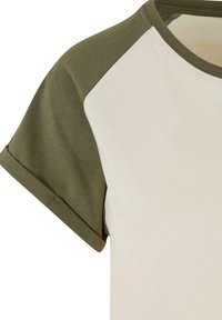 T-skjorte med korte ermer i kremfarge med olivengrønne raglan-ermer. Har rund halslinning og rullede ermekanter. Myk stofftekstur.