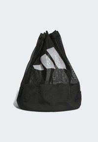 Zwarte mesh trekkoord tas met een solid zwarte bodem, met een opvallend wit logo aan de voorkant. Lichtgewicht en flexibele ontwerp.