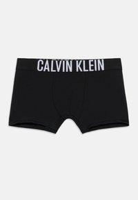 Μαύρα ανδρικά μπόξερ με την επιγραφή «CALVIN KLEIN» σε λευκό χρώμα στη ελαστική μέση, εμφανιζόμενα σε λευκό φόντο.